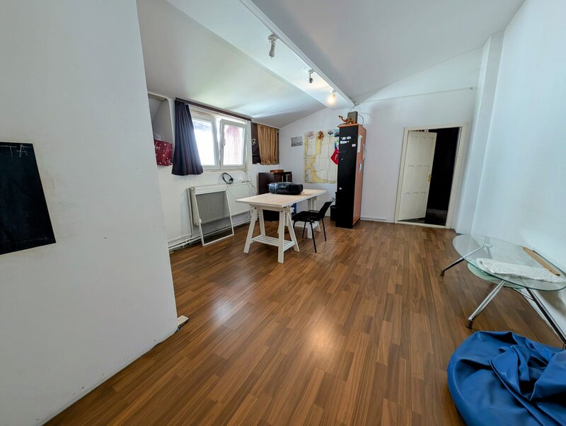 Brancoveanu aproape de metrou si parc, P+M pretabil spatiu birouri/locuinta